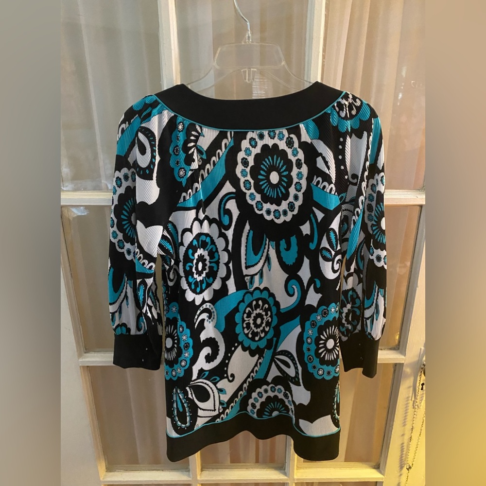 Long turquoise, black and white top